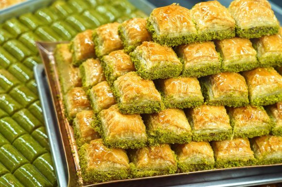 Pâtisserie turque proposant des baklavas maison