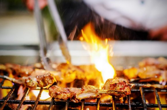 Restaurant turc avec grillades au feu de bois