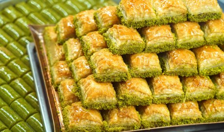 Pâtisserie turque proposant des baklavas maison