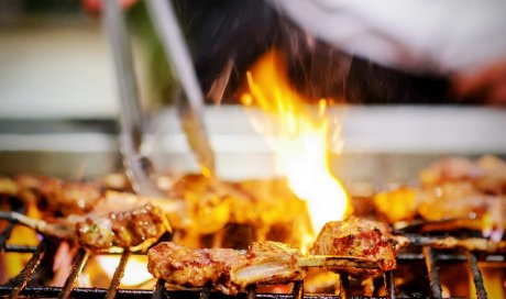 Restaurant turc avec grillades au feu de bois